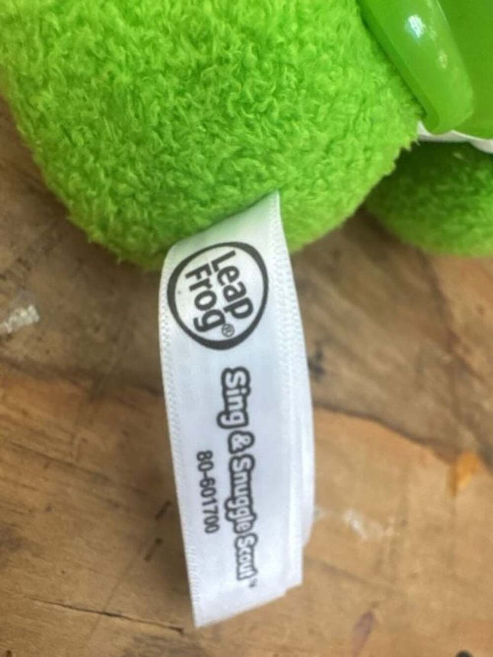LeapFrog Sing & Snuggle Scout Green Interactive Plush Toy - Picture 3 of 4